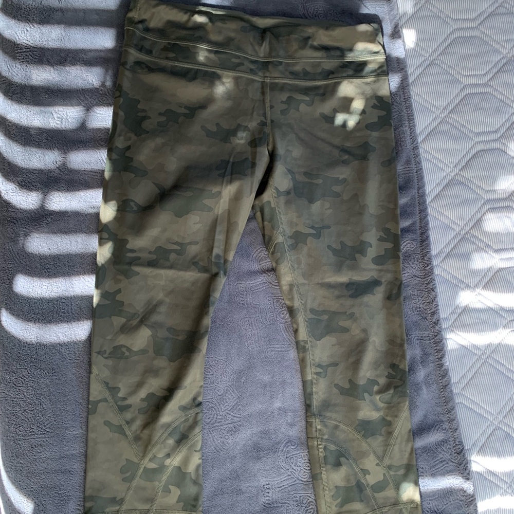 USED Lululemon capri length leggings size 8